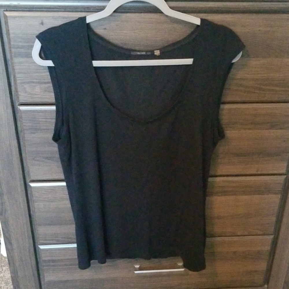 Tahari t-shirt